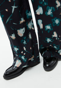 Givn Berlin Hose GBMARLA aus Cupro (Bemberg™) mit weitem Bein Trousers Black / Dark Teal (Flowers)