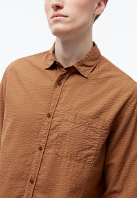 Givn Berlin Hemd GBYUVAL aus Bio-Baumwoll Seersucker Buttoned Shirt Pecan Brown (Structure)