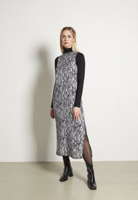 Givn Berlin Kleid GBLOUISE aus TENCEL™ Dress Black / Grey (Snake)