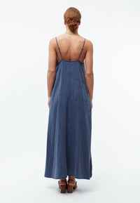 Givn Berlin Maxikleid GBROXIE aus TENCEL™ mit Peach-Effekt Dress Nightshade Blue