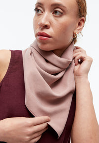 Givn Berlin Schaltuch GBBROOKLYN aus TENCEL™ mit Peach-Effekt Scarf Rosewood