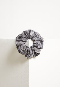 Givn Berlin Scrunchie aus TENCEL™ GBSina Accessory Black / Grey (Snake)