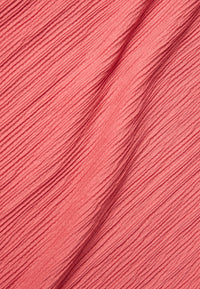 Givn Berlin Top GBANAIS aus gesmocktem Bio-Baumwoll Jersey T-Shirt Sunset Coral (Rib)